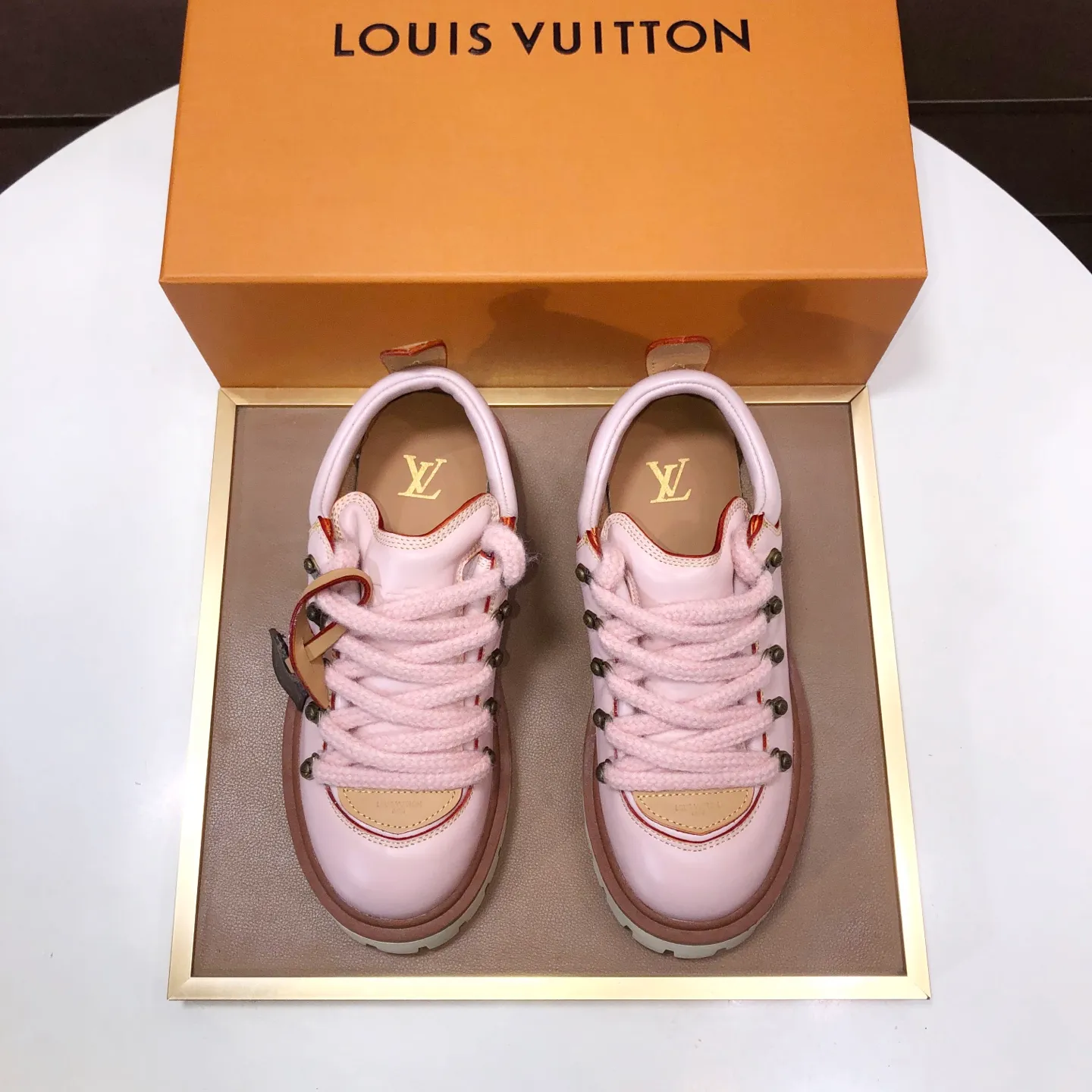 Men's shoes 💰660💰 LV Louis Vuitton 2025 autumn and winter new couple's new style, the original version is developed one to one, retro fashion, handsome and cool mountaineering derby shoes are out of stock 👍 💎 Material: imported first-layer cowhide 💎 Lining: imported lambskin 💎 Outsole: original molded TR non-slip sole 💎 Bottom height: 3.5cm 💎 Shoe size: 35-45 for both men and women
